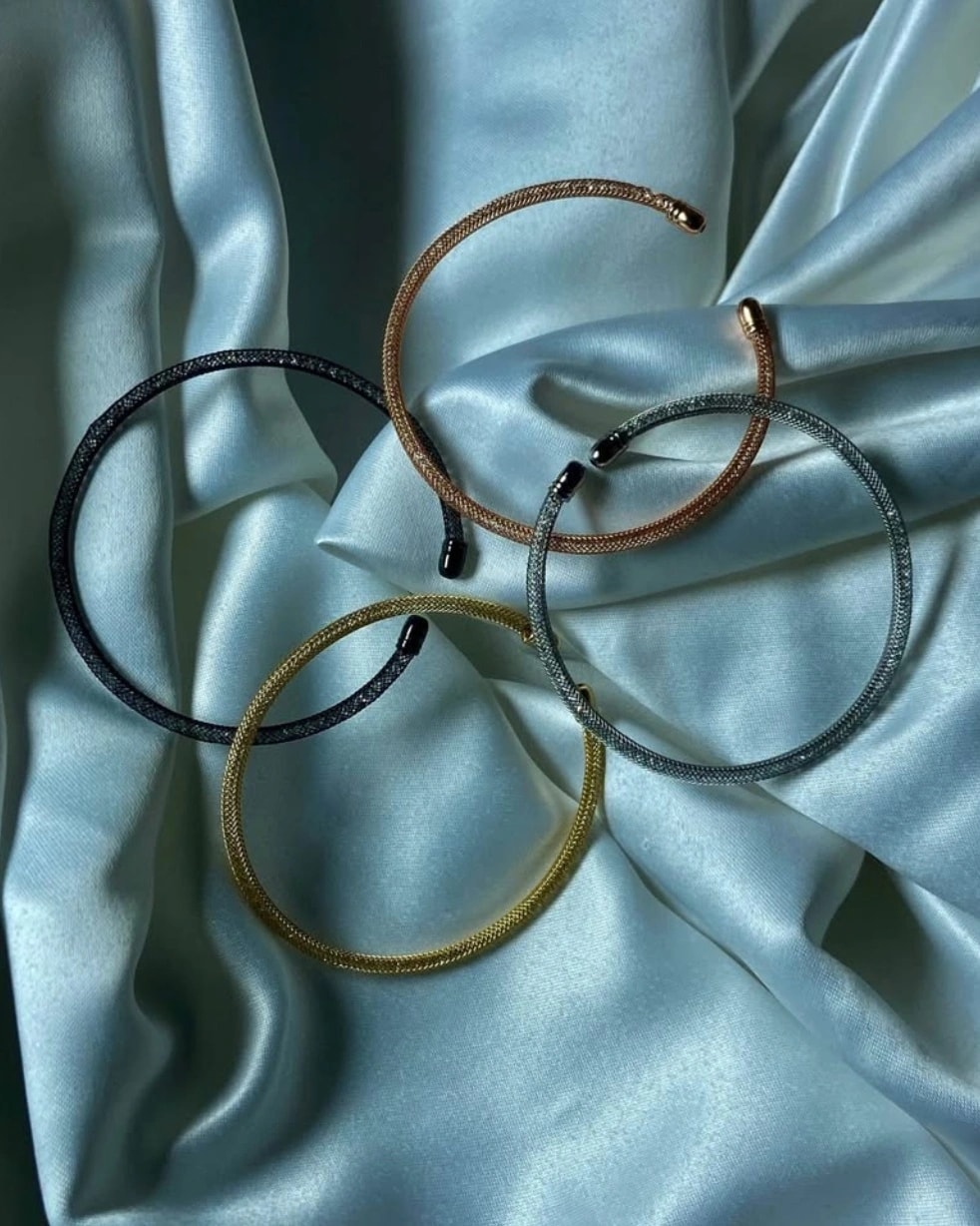 Lot de 4 bracelets avec des pierres à l'intérieur