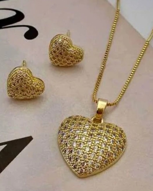 Boucles d'oreilles et chaîne avec médaille en cœur
