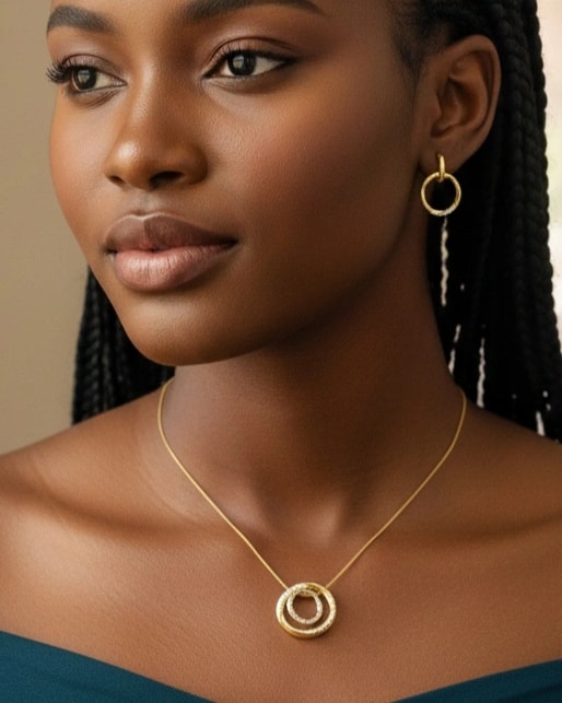 Boucles et collier féminin cerceau
