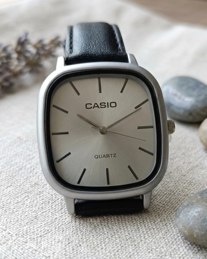 Montre casio fond blanc - bracelet en similicuir noir| Coffret offert