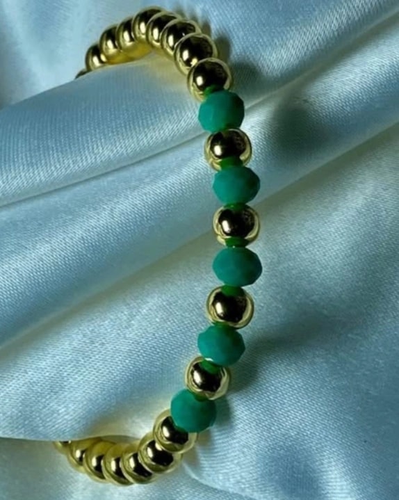 Bracelet féminin en perle doré et vert pastel